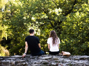 Doğal ortamda oturan genç çiftin arka görünüşü, Lanckorona, Polonya