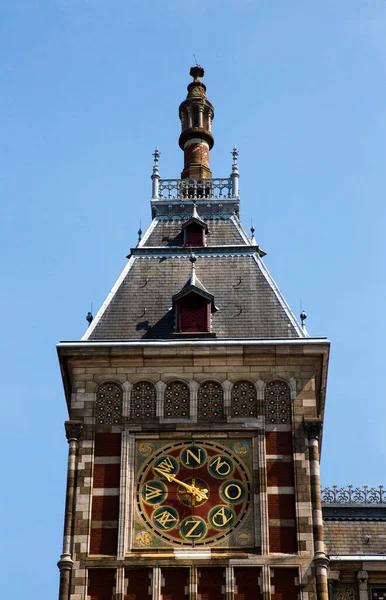 Amsterdam Centraal Estación Reloj Torre Contra Cielo Azul Claro Países — Foto de Stock