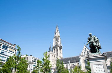 Meryem Ana Katedrali ve açık gökyüzünün altındaki heykel