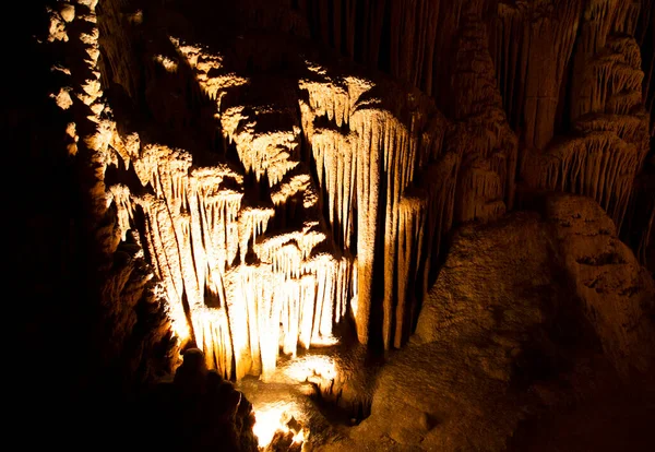 Vue Intérieur Une Grotte Sombre Avec Stalactites — Photo