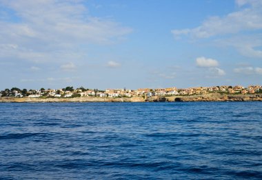 Deniz ve kıyı kasabası manzarası