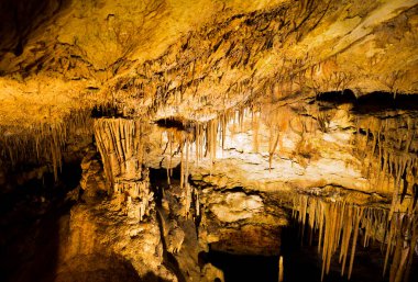 Sarkıtlarla mağaranın içine bak