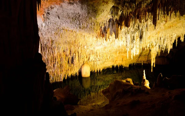 Vista Interior Cueva Con Estalactitas Piscina Agua — Foto de Stock