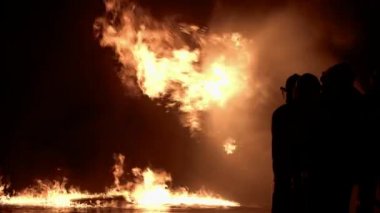 Bu video 4K Çözünürlüklü İtfaiyeci Şiddetli Basınçlı Ateşle Mücadele Filmi hakkında.