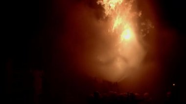 Bu video 4K Çözünürlüklü İtfaiyeci Filmi Petrol Sanayi Fabrikasının Reaktör Sütununun Yanmasını Durdurması Hakkında