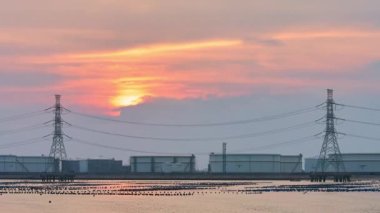 Zaman Hızı Petrol tanklarının 4K Çözünürlük filmi Gün batımında deniz kenarında petrol depolama tankları