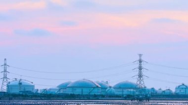 Zaman Hızı Petrol 'ün 4K Çözünürlük filmi gün batımında enerji deposunu doldurur