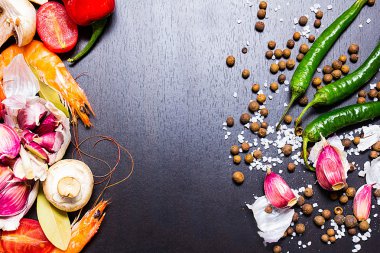 Masanın üzerine serpilir baharat