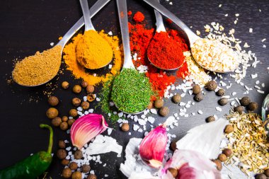 Masanın üzerine serpilir baharat