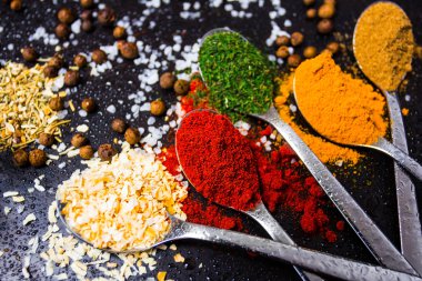 Masanın üzerine serpilir baharat