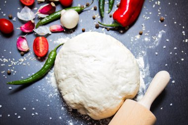 pizza hamur yoğurma