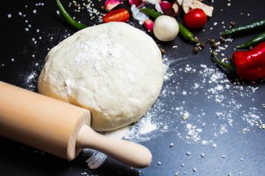 pizza hamur yoğurma