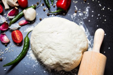 pizza hamur yoğurma