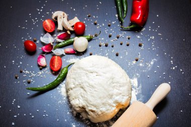 pizza hamur yoğurma