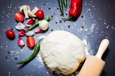 pizza hamur yoğurma