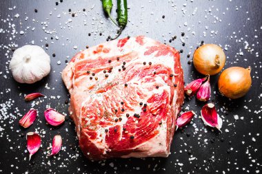 çiğ et baharatlar ile