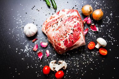 çiğ et baharatlar ile