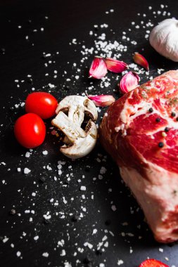 çiğ et baharatlar ile