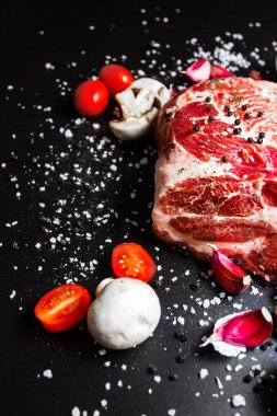 çiğ et baharatlar ile