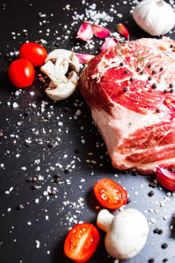 çiğ et baharatlar ile