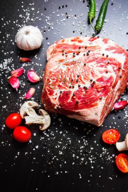 çiğ et baharatlar ile