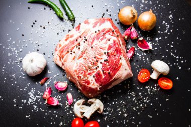 çiğ et baharatlar ile