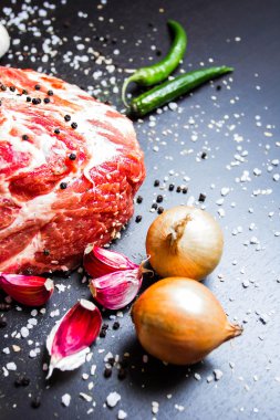 çiğ et baharatlar ile