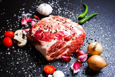 çiğ et baharatlar ile