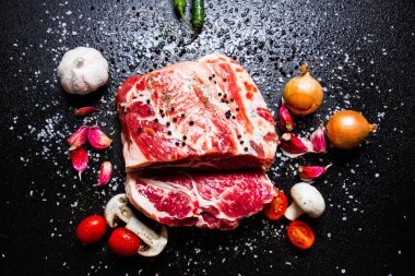 çiğ et baharatlar ile