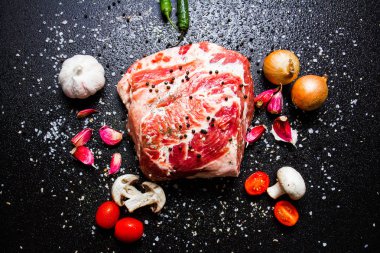 çiğ et baharatlar ile