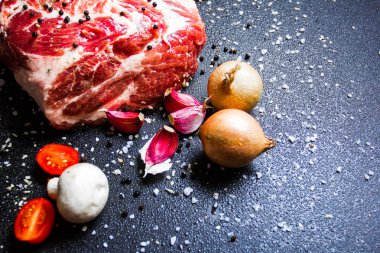 çiğ et baharatlar ile