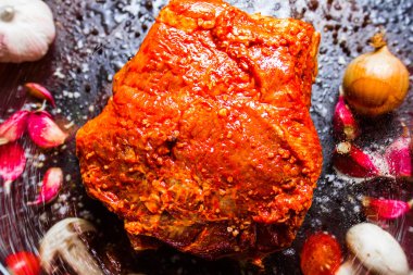 çiğ et baharatlar ile