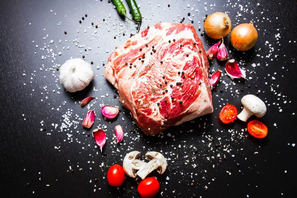 çiğ et baharatlar ile