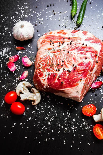 çiğ et baharatlar ile