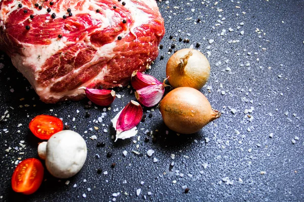 çiğ et baharatlar ile