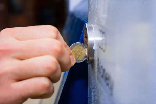 Comprar un billete en una taquilla . — Foto de Stock