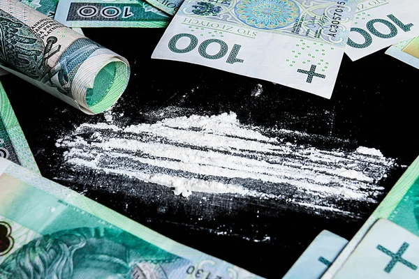 Кокаїн і гроші на столі — стокове фото