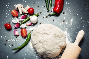 karanlık bir arka plan üzerinde çiğ hamur