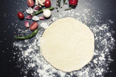 karanlık bir arka plan üzerinde çiğ hamur