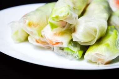 Karanlık bir arka plan üzerinde Çin böreği