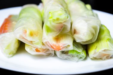 Karanlık bir arka plan üzerinde Çin böreği