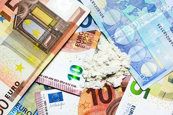 Европейские деньги и наркотики — стоковое фото