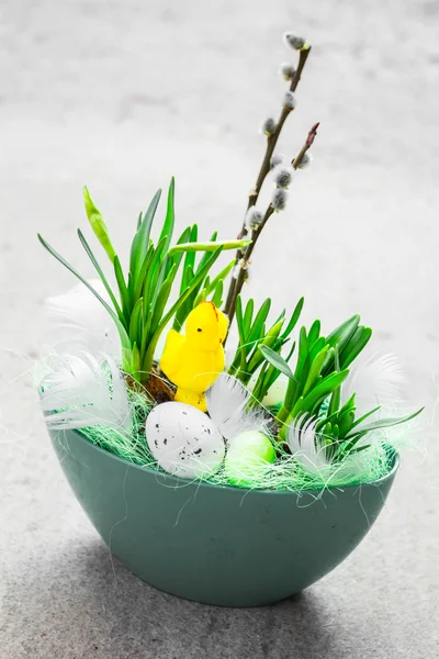 Osterküken im Hintergrund — Stockfoto