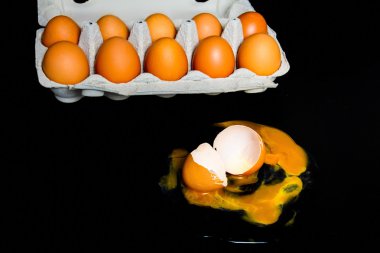 karanlık bir arka plan üzerinde yumurta ağlamak yumurta