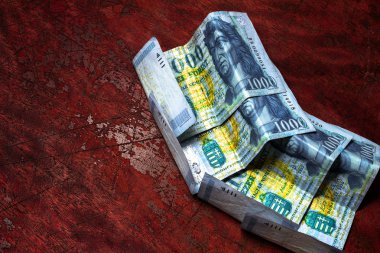 Forint. eser forint. eski karanlık bir arka plan üzerinde kağıt para. 