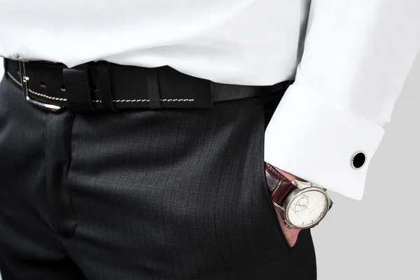 Μανικετόκουμπα. αρσενικό αρσενικό στυλ με μανικετόκουμπο στο πουκάμισο του και ένα ρολόι. γκρο πλαν — Φωτογραφία Αρχείου