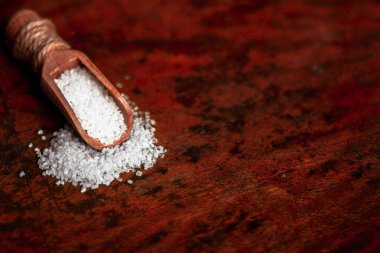 karanlık eski rustik arka plan üzerinde tahta bir kaşık şeker