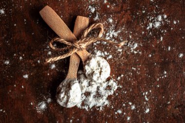 kaşık un ile iş parçacığı bir koyu kırmızı zemin rustik üzerine sarılmış.