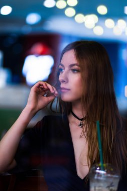 güzel şık modern kız bir kafe, bir yansıma windows bokeh arka plan üzerinde dinlenme