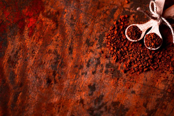 Caffè. caffè solubile su cucchiai di legno su uno sfondo rosso scuro rustico — Foto Stock